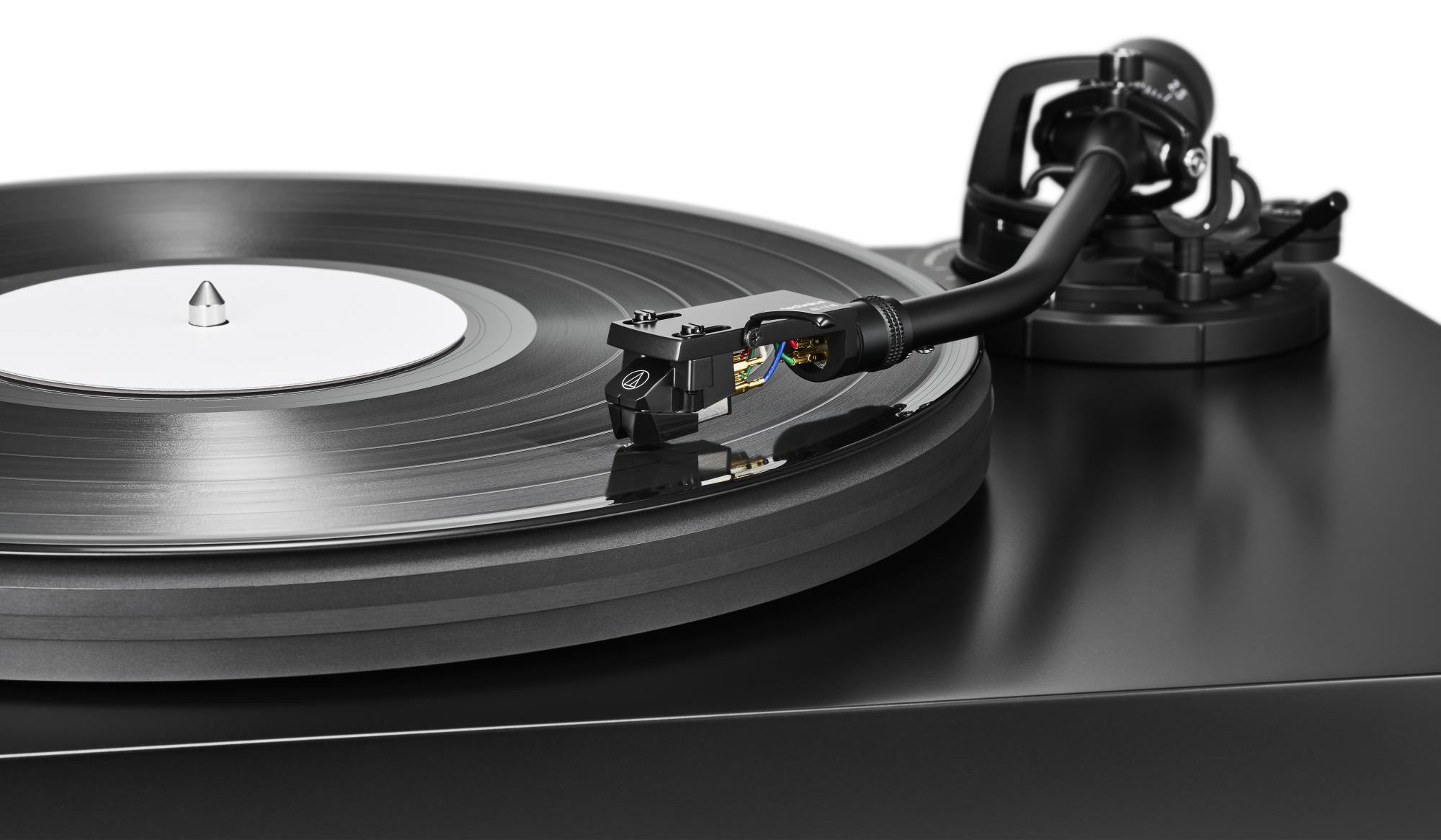 Audio-Technica представила проигрыватель винила AT-LP7X с полностью ручным управлением и ременным приводом